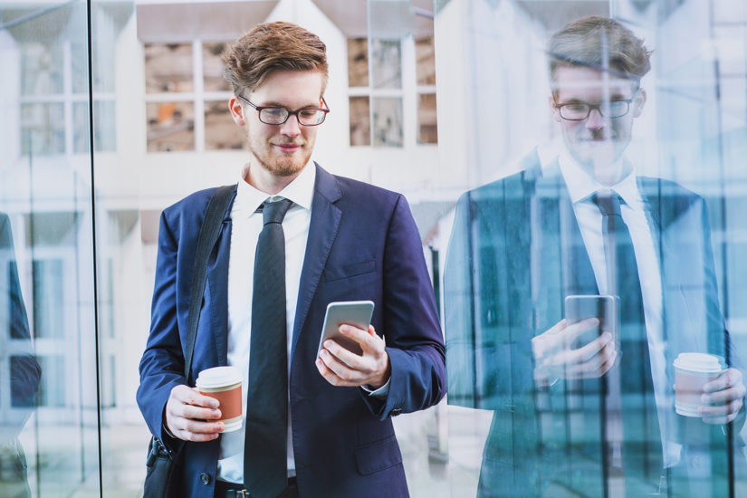 communication, expert comptable avec son smartphone